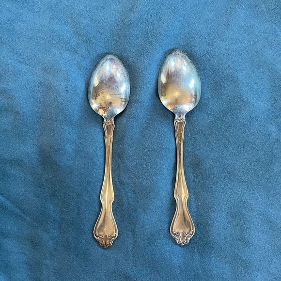 Set of 2 Westmoreland George and Martha sterling serving spoons. - Picture 2 of 4